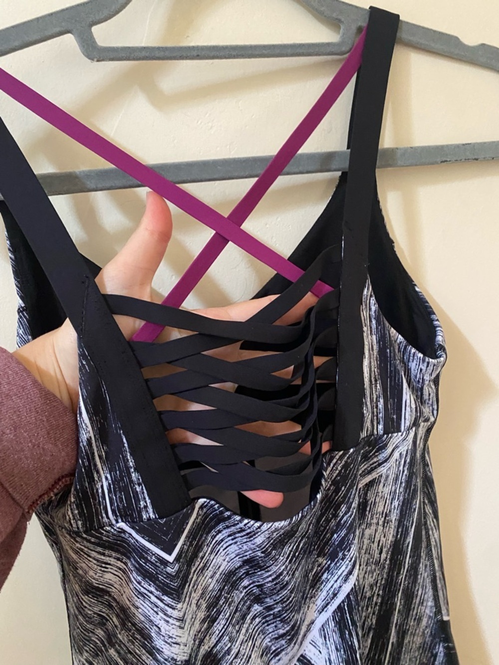 Lululemon Wild Tank Top Black White Brush Stroke Pattern Strappy Back Size 6 - Picture 4 of 6